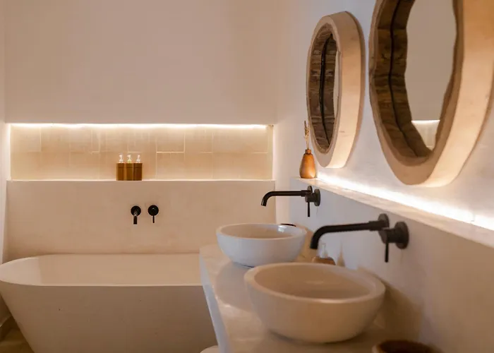 The White Joglo A Stylish 3bdr With Pool 2 Min From The * Canggu