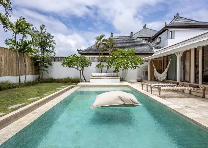 The White Joglo A Stylish 3bdr With Pool 2 Min From The