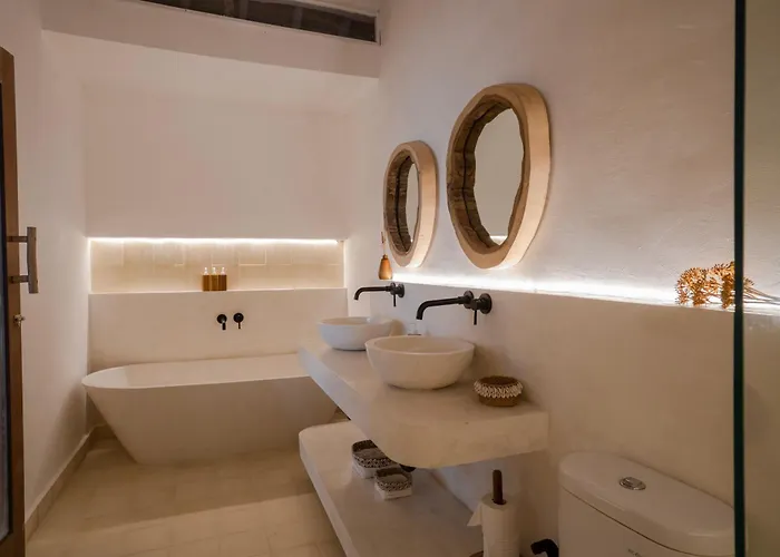 The White Joglo A Stylish 3bdr With Pool 2 Min From The Villa Canggu