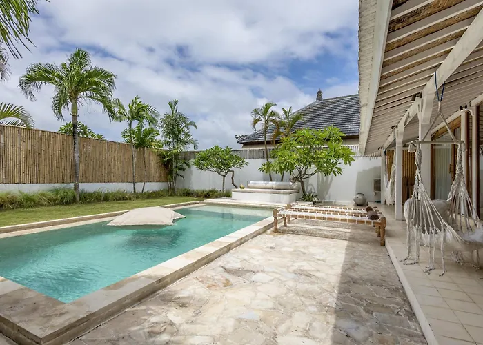 The White Joglo A Stylish 3bdr With Pool 2 Min From The Villa Canggu