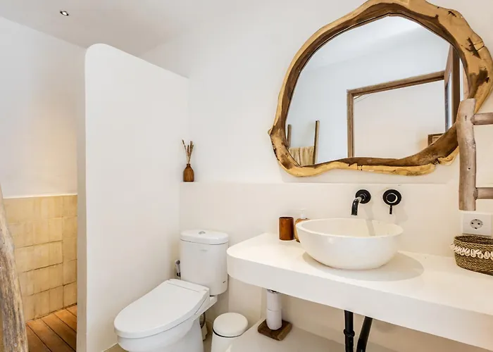 Villa The White Joglo A Stylish 3bdr With Pool 2 Min From The Canggu
