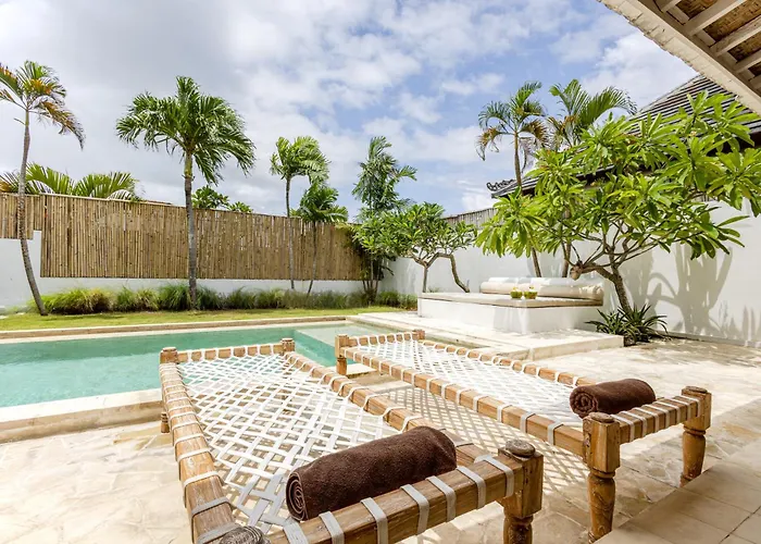 The White Joglo A Stylish 3bdr With Pool 2 Min From The Villa Canggu