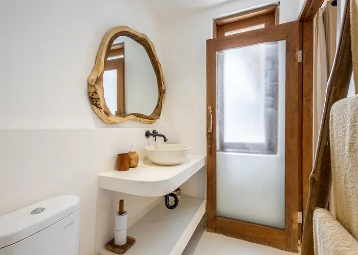 The White Joglo A Stylish 3bdr With Pool 2 Min From The Canggu