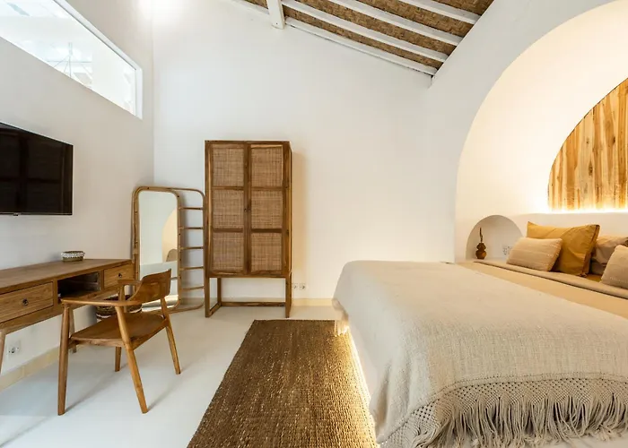Villa The White Joglo A Stylish 3bdr With Pool 2 Min From The Canggu