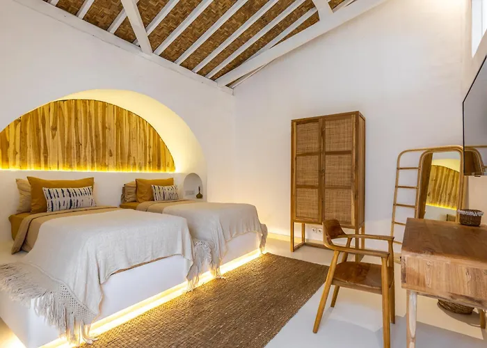 Villa The White Joglo A Stylish 3bdr With Pool 2 Min From The Canggu