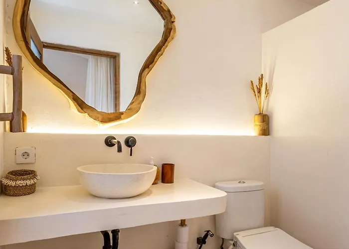 The White Joglo A Stylish 3bdr With Pool 2 Min From The Villa Canggu