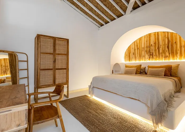 The White Joglo A Stylish 3bdr With Pool 2 Min From The * Canggu