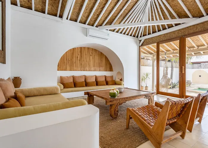 The White Joglo A Stylish 3bdr With Pool 2 Min From The Villa Canggu